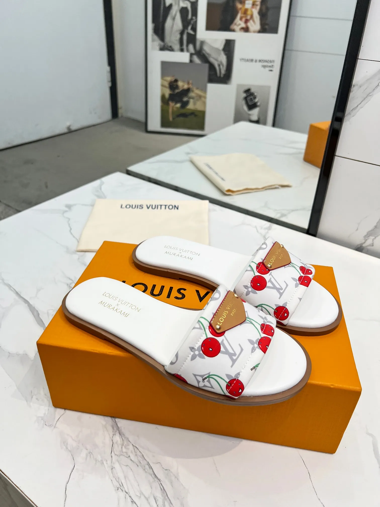 👟👟Ex-factory price 320👟👟 Genuine leather sole +40 Louis Vuitton, 1:1 advanced customization upper, fabric: customized LV special fabric, lining: sheepskin, original molding hardware, code number: 35-42, order with pictures, welcome to send pictures to place an order,